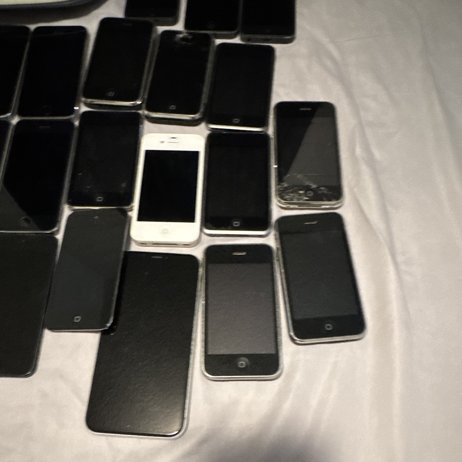 Apple Mixed Lot w/ Assorted iPhone, iPod, & other Devices.