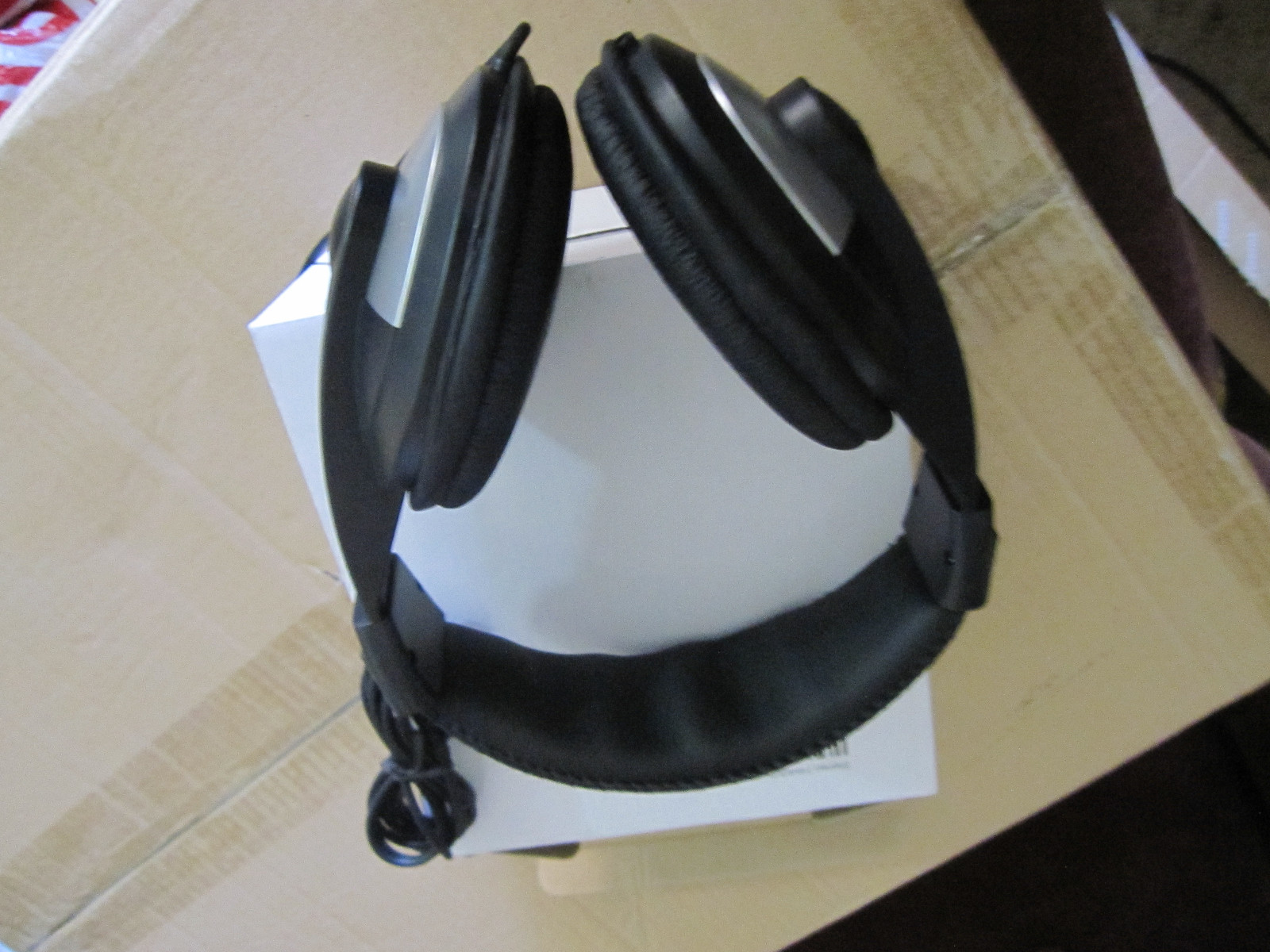 Box Of 30 NEW Big Size Stereo Headphones 6′ Cable With Volume Control 504085-001