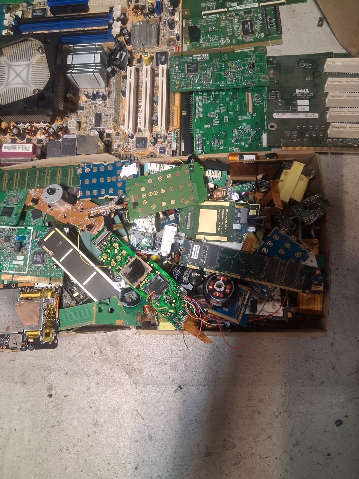 30lb+ Vintage Motherboards, Hard Drives, Miscellaneous Elect, For Gold Recovery