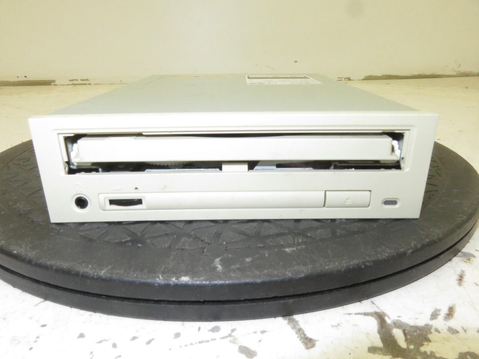 Lot of 4 Beige IDE CD-Rom Drives – Mitsumi, Teac, Pioneer – Parts/Repair