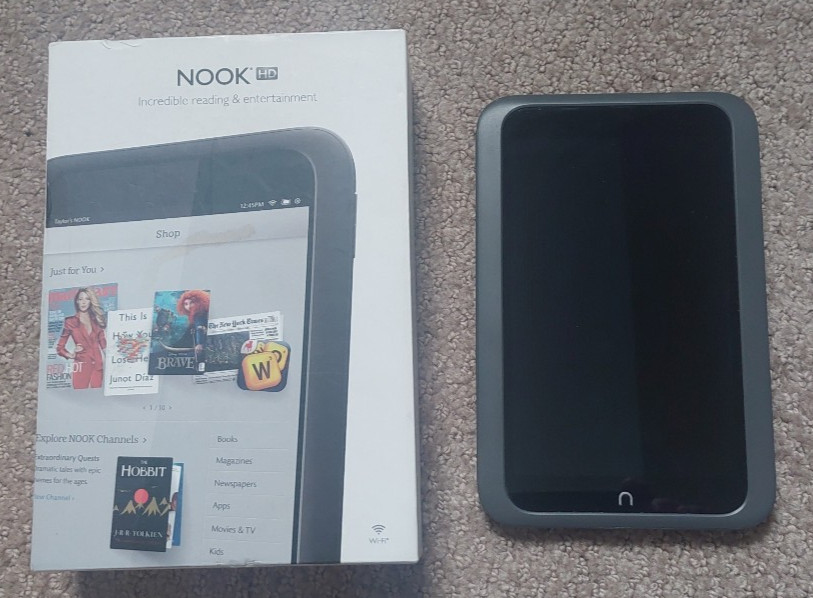 Lot of e-readers Nook, Kobo, cases. Untested.