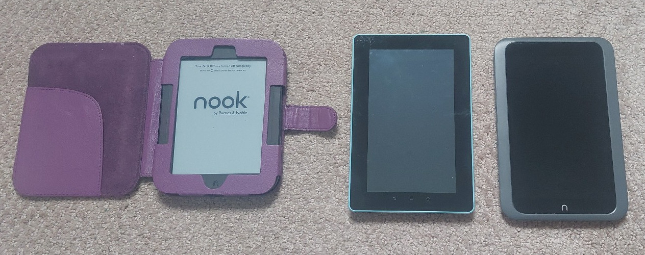 Lot of e-readers Nook, Kobo, cases. Untested.