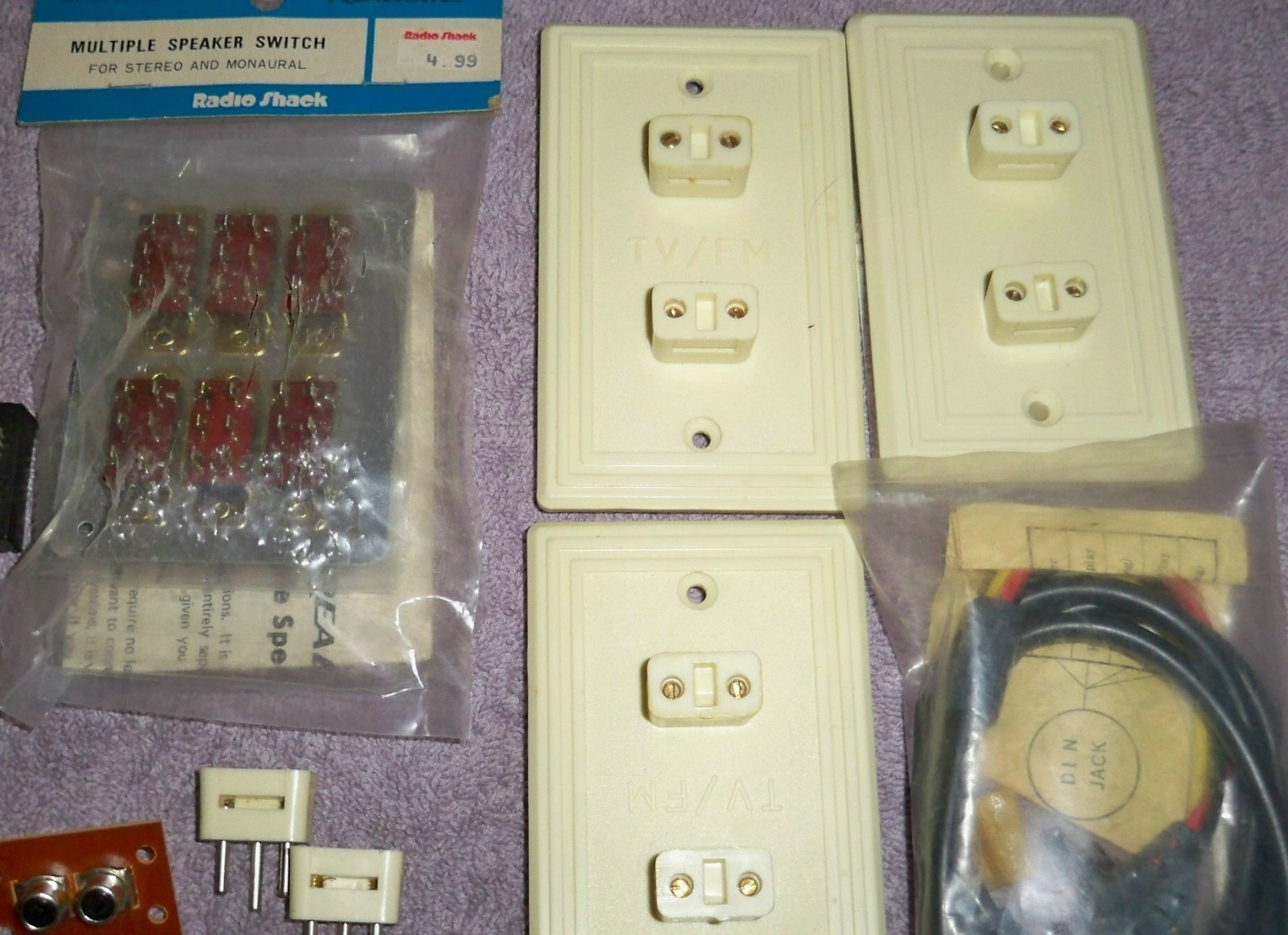 Mixed LOT of Electronics/Terminals Strips Block, TV/FM Plugs,Speaker Cable Jacks
