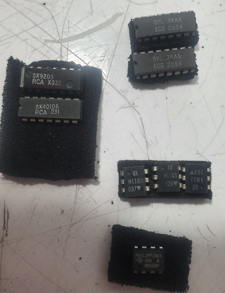 Lot of 31 Computer Electronics Semiconductors to Hex Triggers See pics Untested