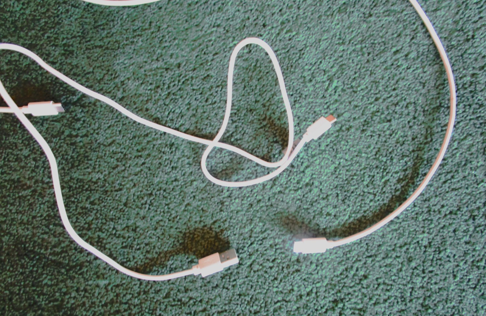 LOT OF 7 VARIOUS UBC CORDS-MOSTLY APPLE–BONUS NEW APPLE EAR PODS