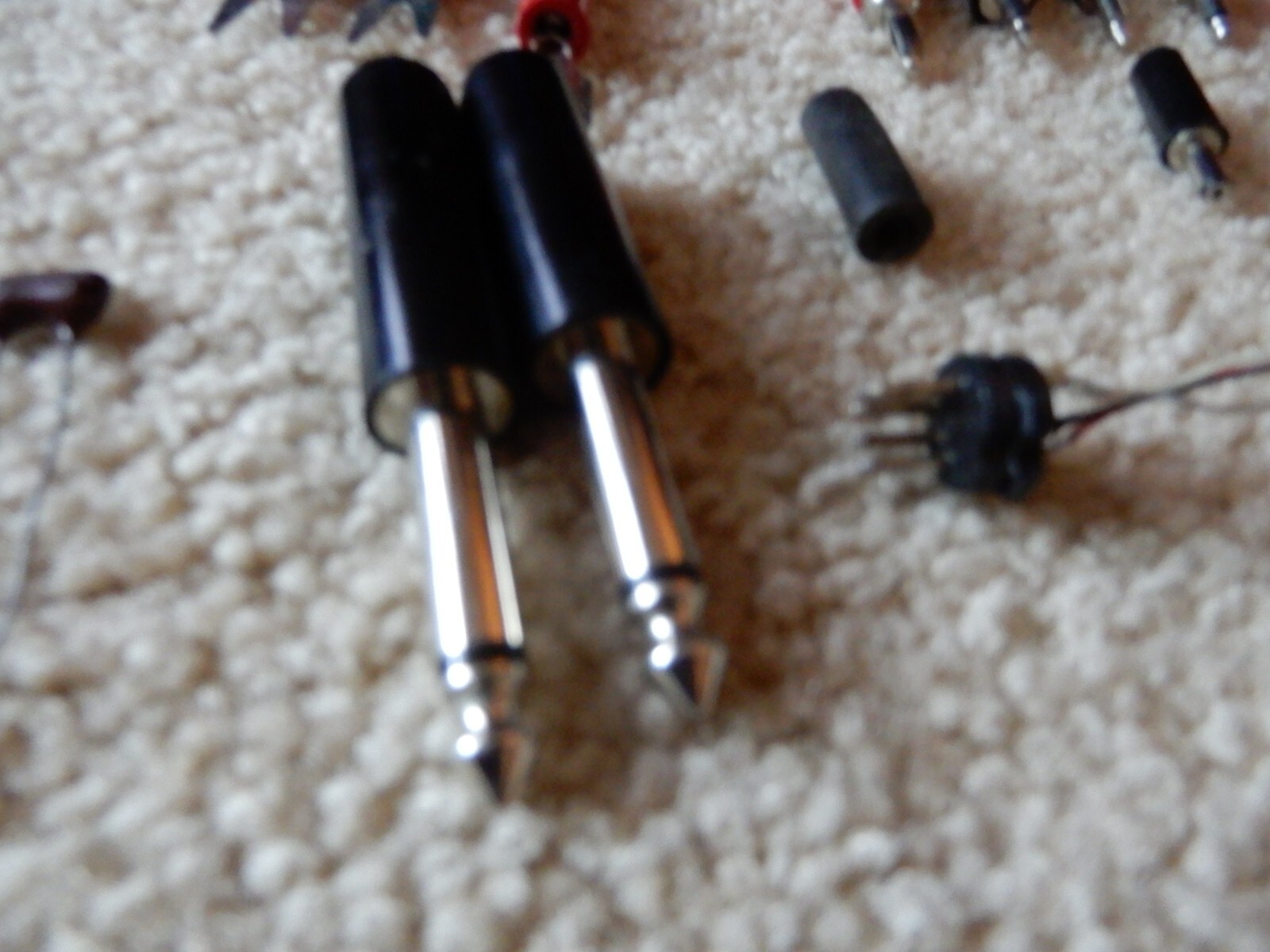 LOT OF MISCELLANEOUS ELECTRONICS PARTS CLIPS PLUGS CINDX ETC