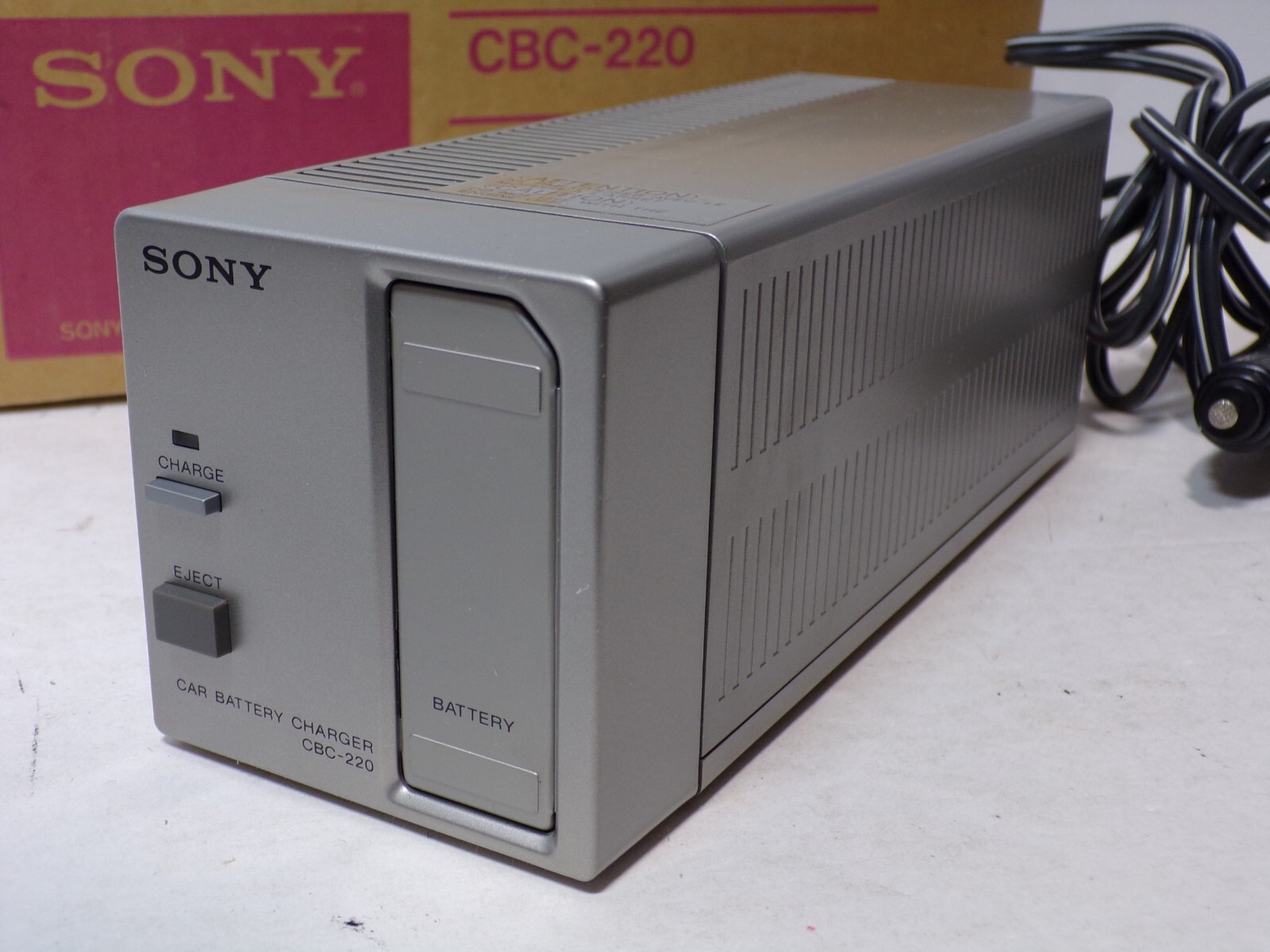 SONY CBC-220 Car Battery Charger In DC 12V 48W Out DC 14.5V 2.3A 031325WT