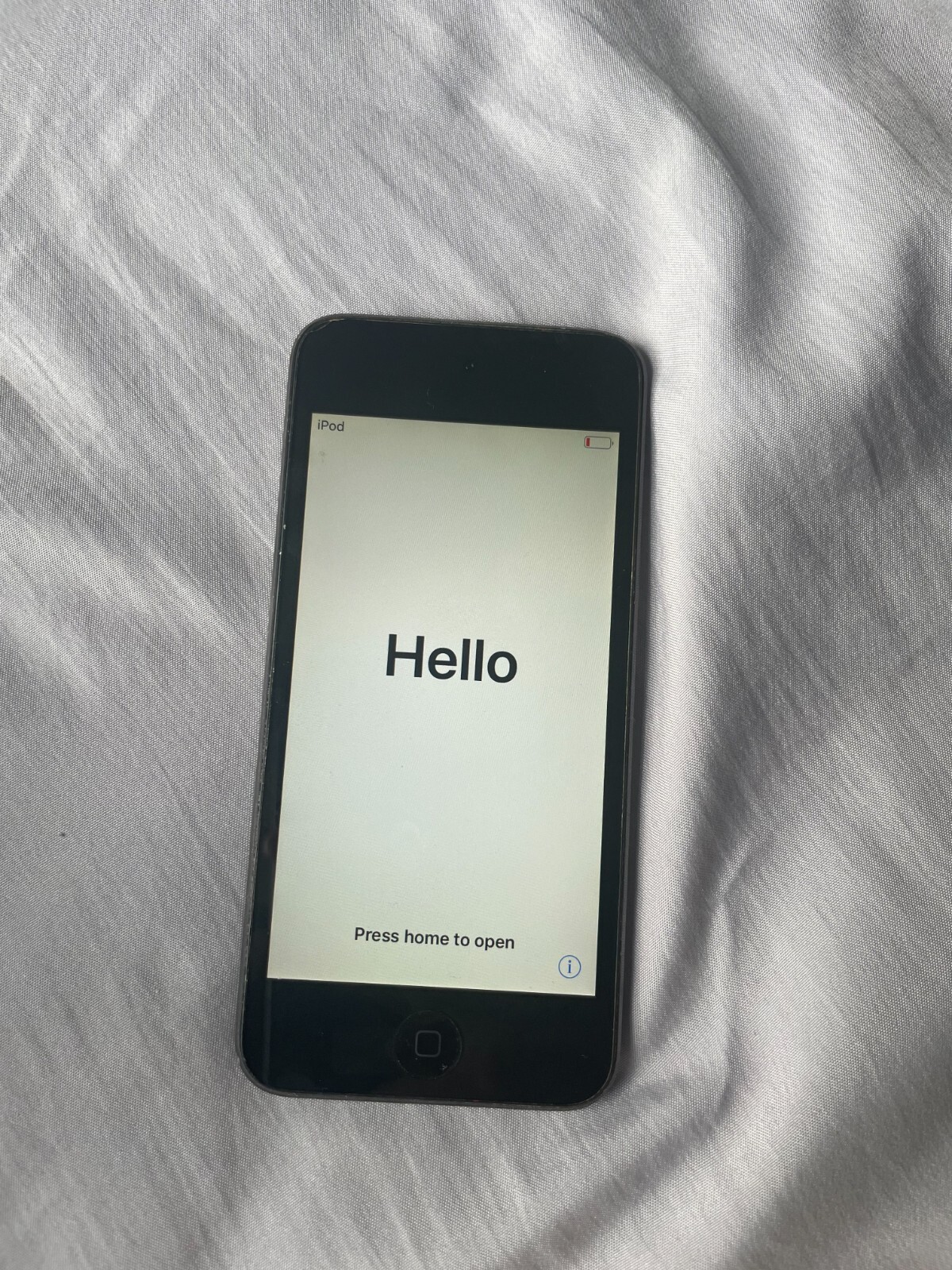 5 Used and Broken Iphones (2 Working, 3 Broken) 