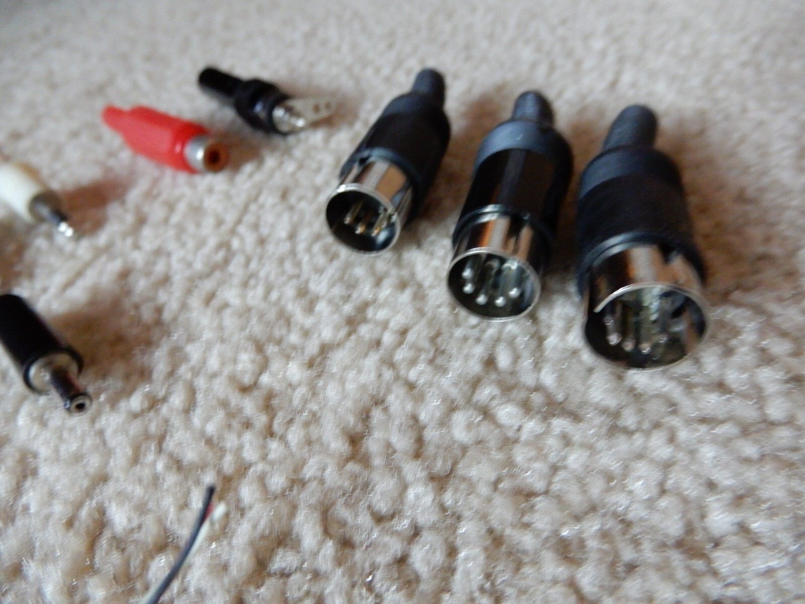 LOT OF MISCELLANEOUS ELECTRONICS PARTS CLIPS PLUGS CINDX ETC