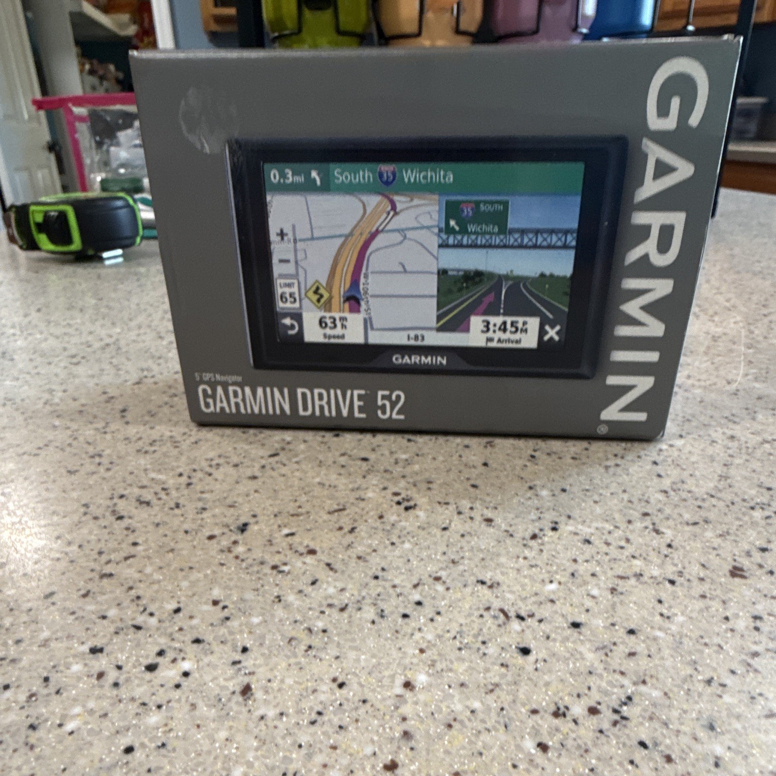 Garmin Drive 52 5″ Auto Mountable GPS Navigator Color Screen, Car Charger bundle