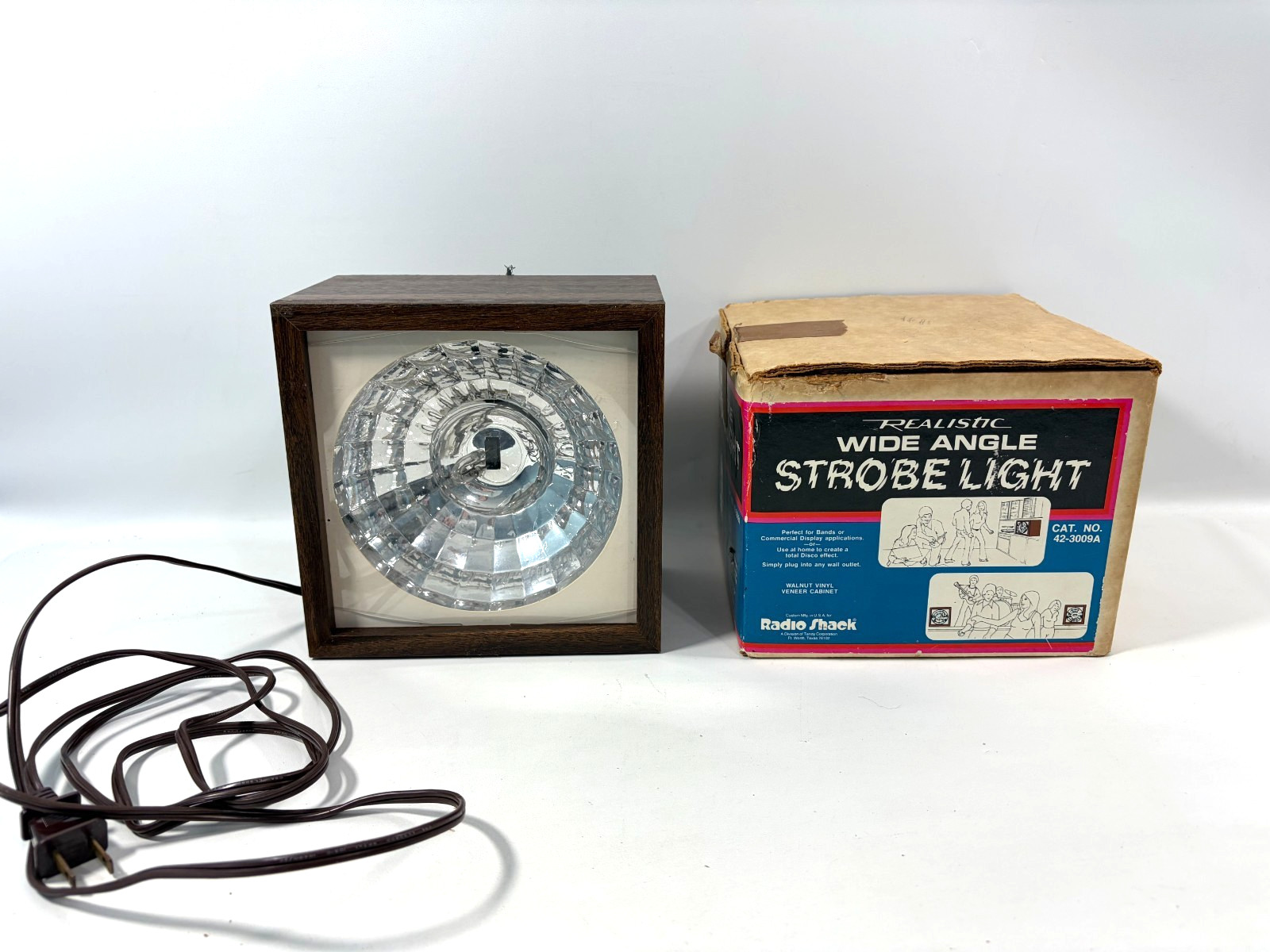 Vintage Realistic Wide Angle Strobe Walnut Veneer Finish 42-3009A WORKS