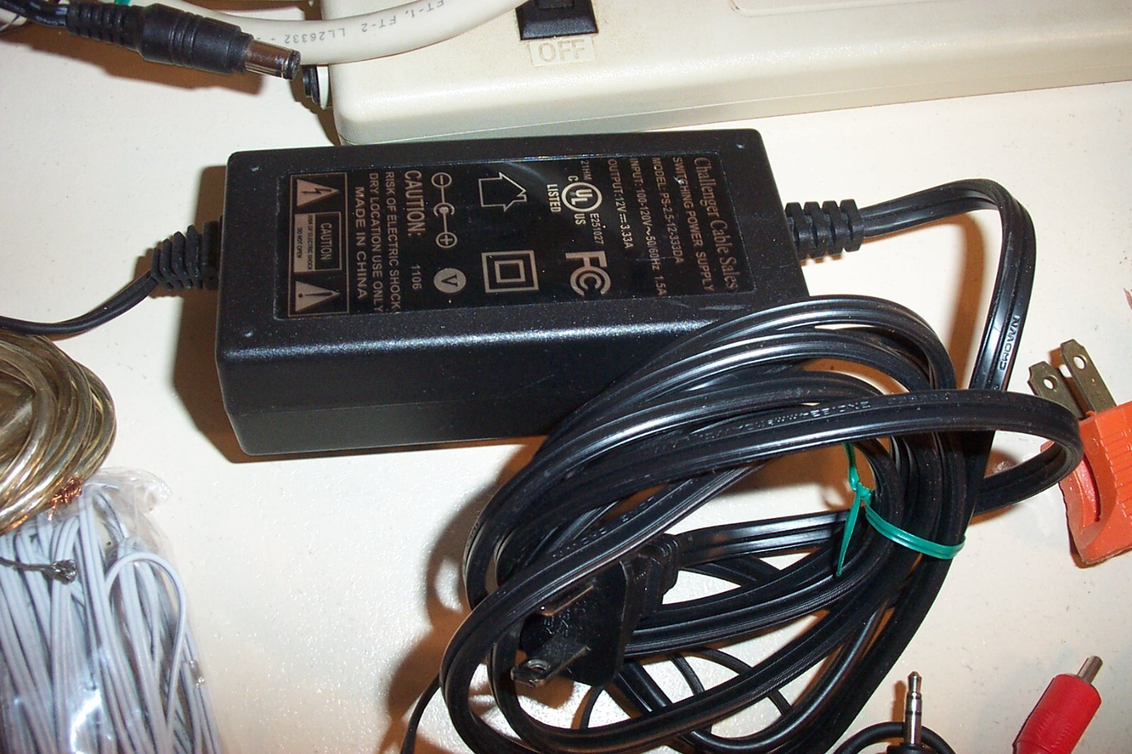 HUGE LOT for Electronics, CABLES, ADAPTERS VTG ANTENNA, AUDIO VIDEO, Speaker etc