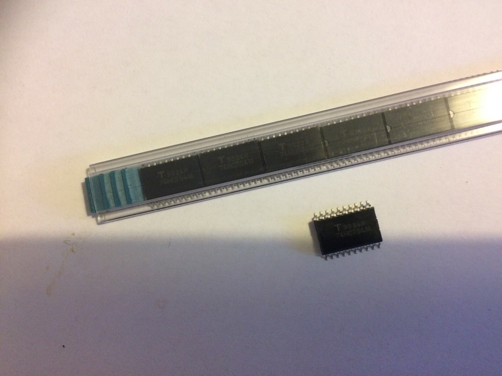 50 pcs 74HCT541A IC 20-PIN SMD