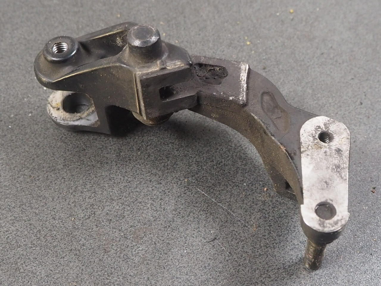 HONDA GL1500 1989 45110-MN5-006 BRACKET CALIPER FR LH 12131