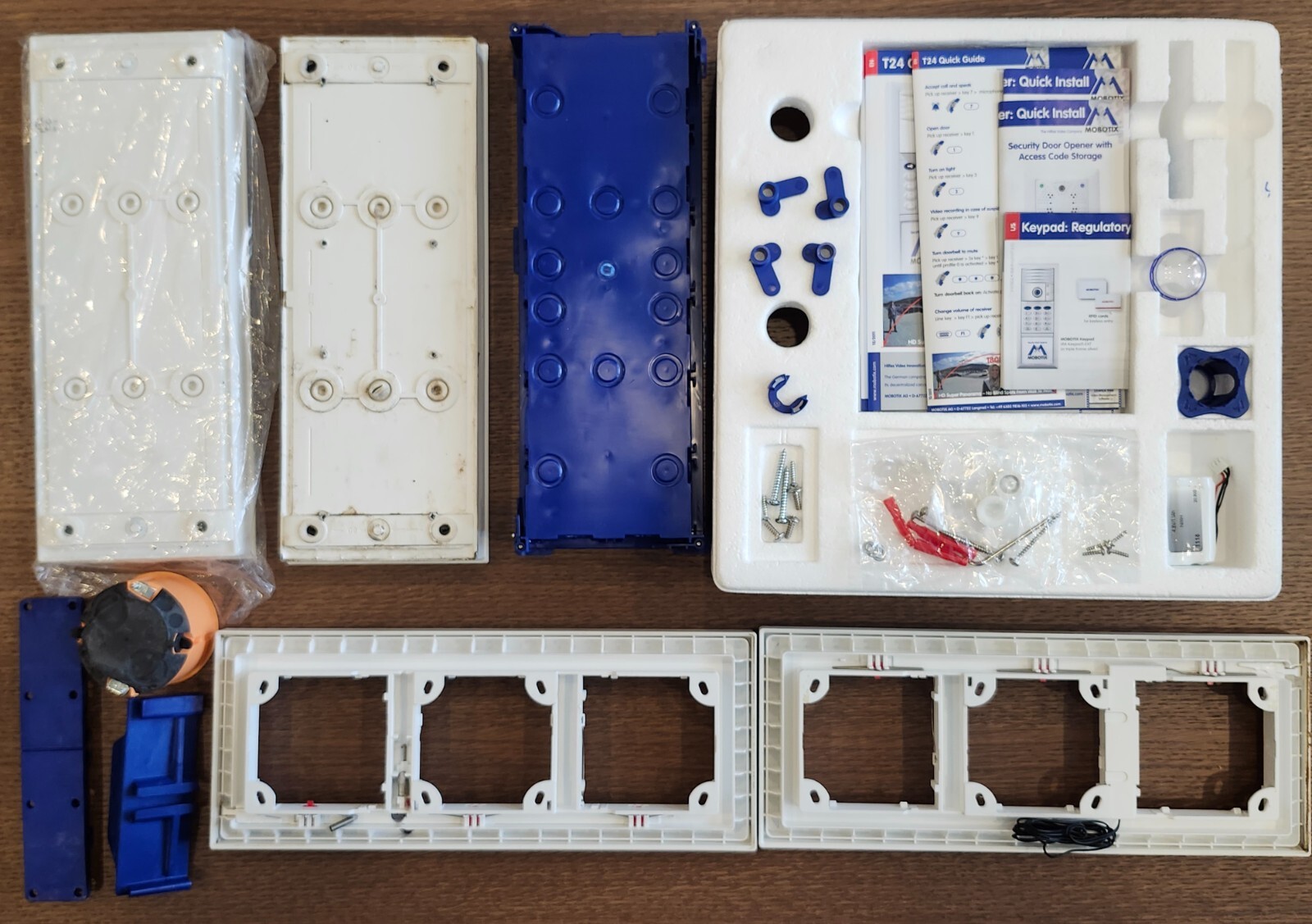 LOT MOBOTIX ACCESOIRES Doorstation Frames, installation kit, battery, lens +more