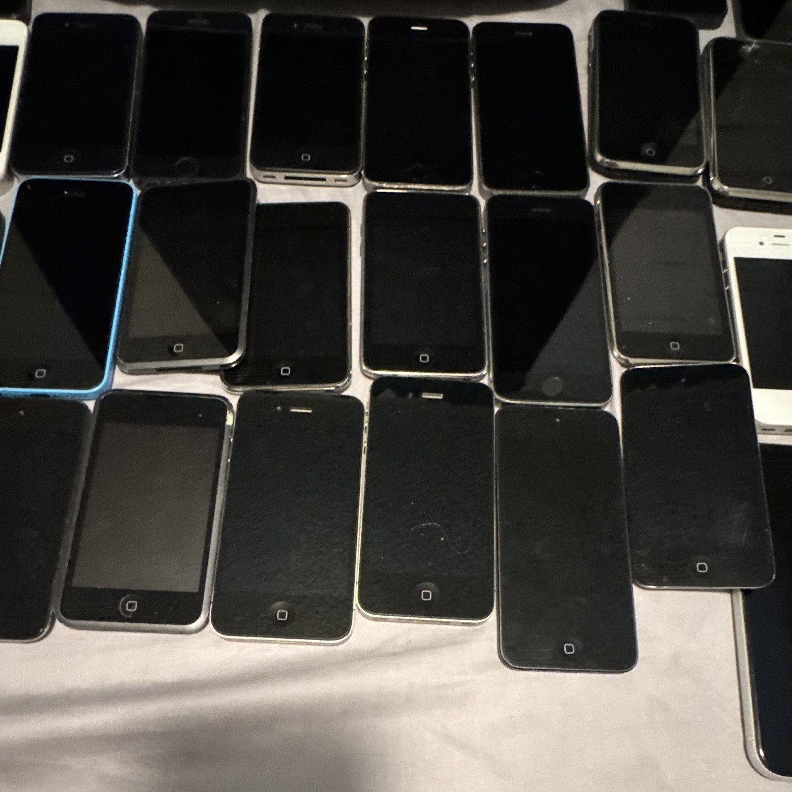Apple Mixed Lot w/ Assorted iPhone, iPod, & other Devices.