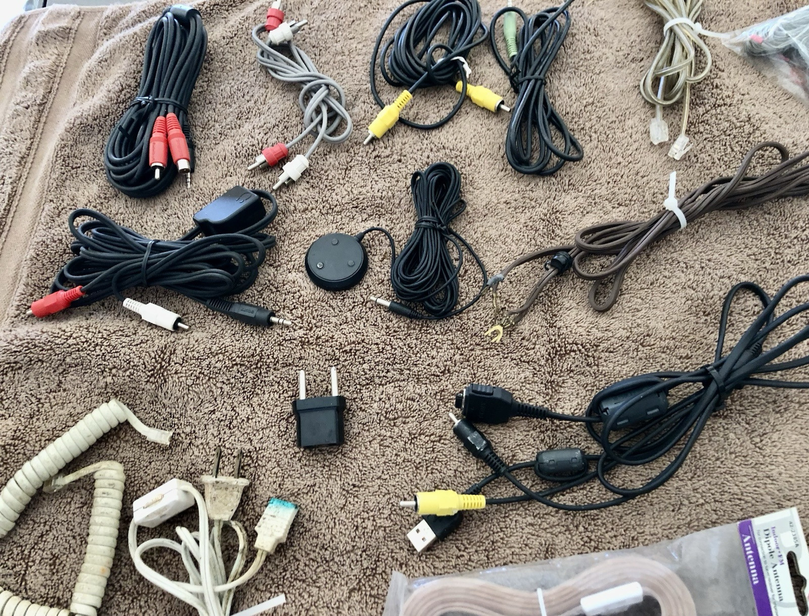 VINTAGE RANDOM MIXTURE OF COMPUTER AND ELECTRICAL ASSESORIES – LOT OF (30) ITEMS