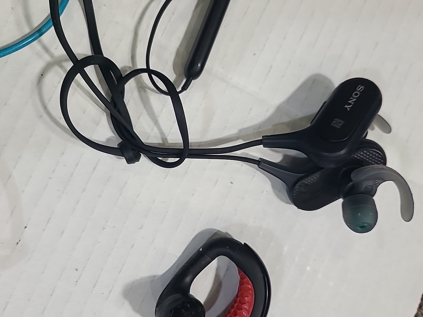 HUGE Mixed Lot of 30 Wireless Headphones Neckband Bose Sony Beats FOR PARTS ONLY