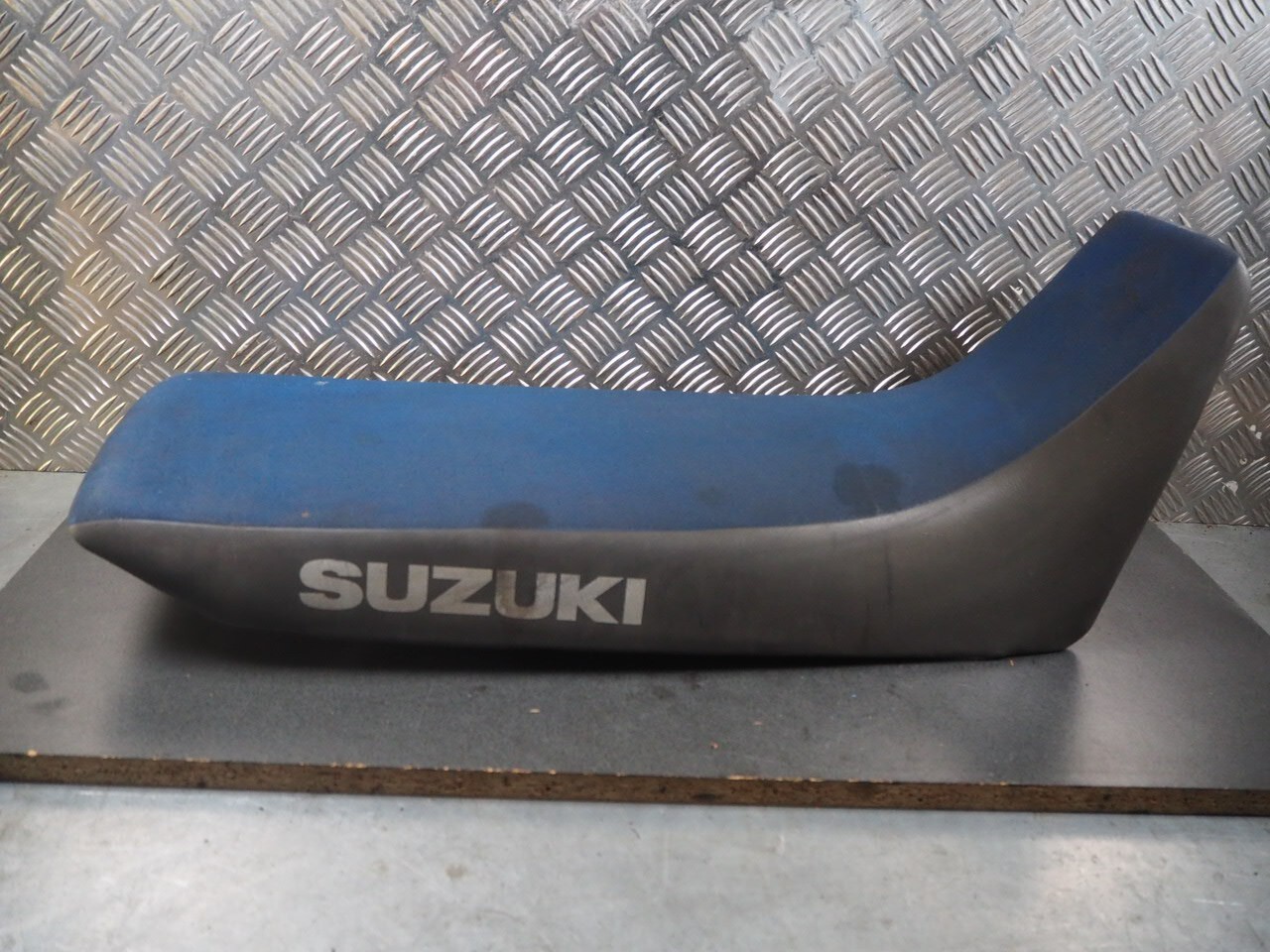 SUZUKI DR800 1992 45100-31D02 SEAT 12939