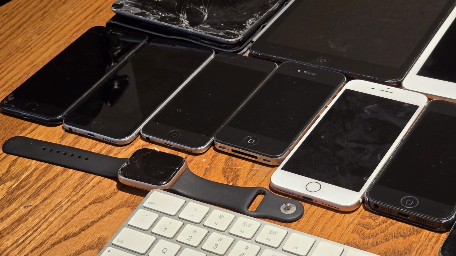 18x Apple Devices Lot iPhones iPads iPods Watch For Parts or Repair Only