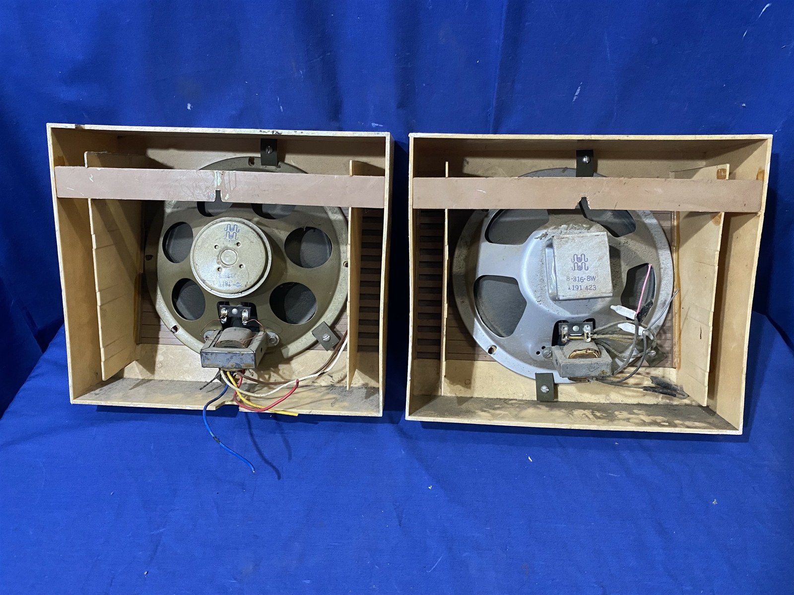 Lot of 2 4J Four Jay 8″ Speakers in Cabinets PA System 8-316-8W and 8-480O-8