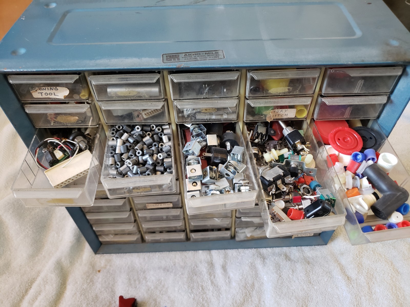 ELECTRONICS BUSINESS MAN TOOL BOX FULL OF ELECTRONICS 10 ROLLS/50 DRAWS FULL