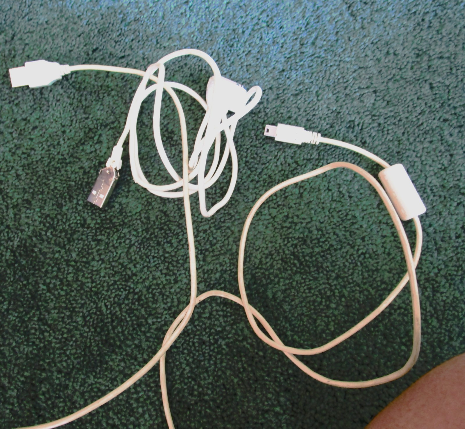 LOT OF 7 VARIOUS UBC CORDS-MOSTLY APPLE–BONUS NEW APPLE EAR PODS
