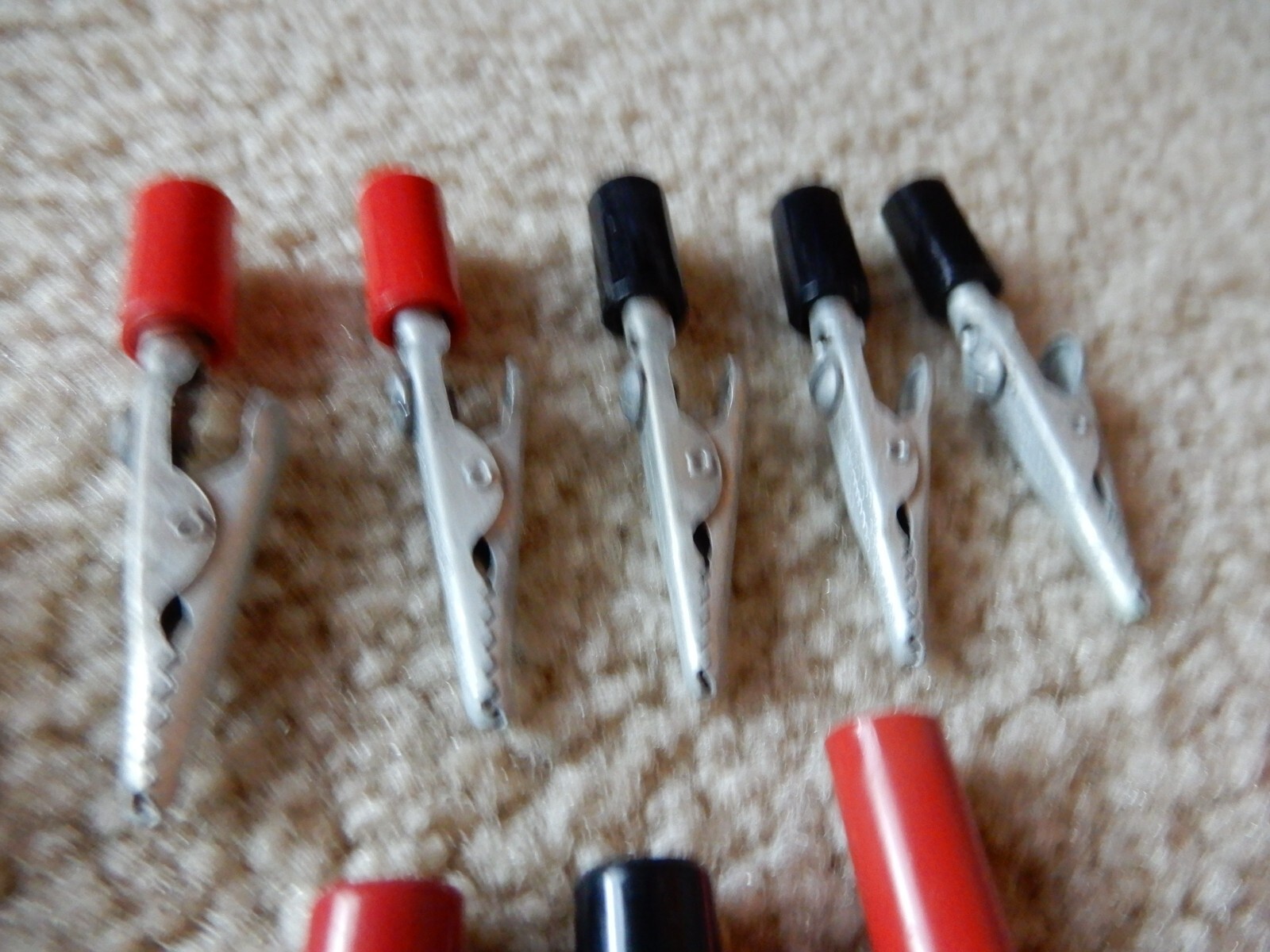 LOT OF MISCELLANEOUS ELECTRONICS PARTS CLIPS PLUGS CINDX ETC