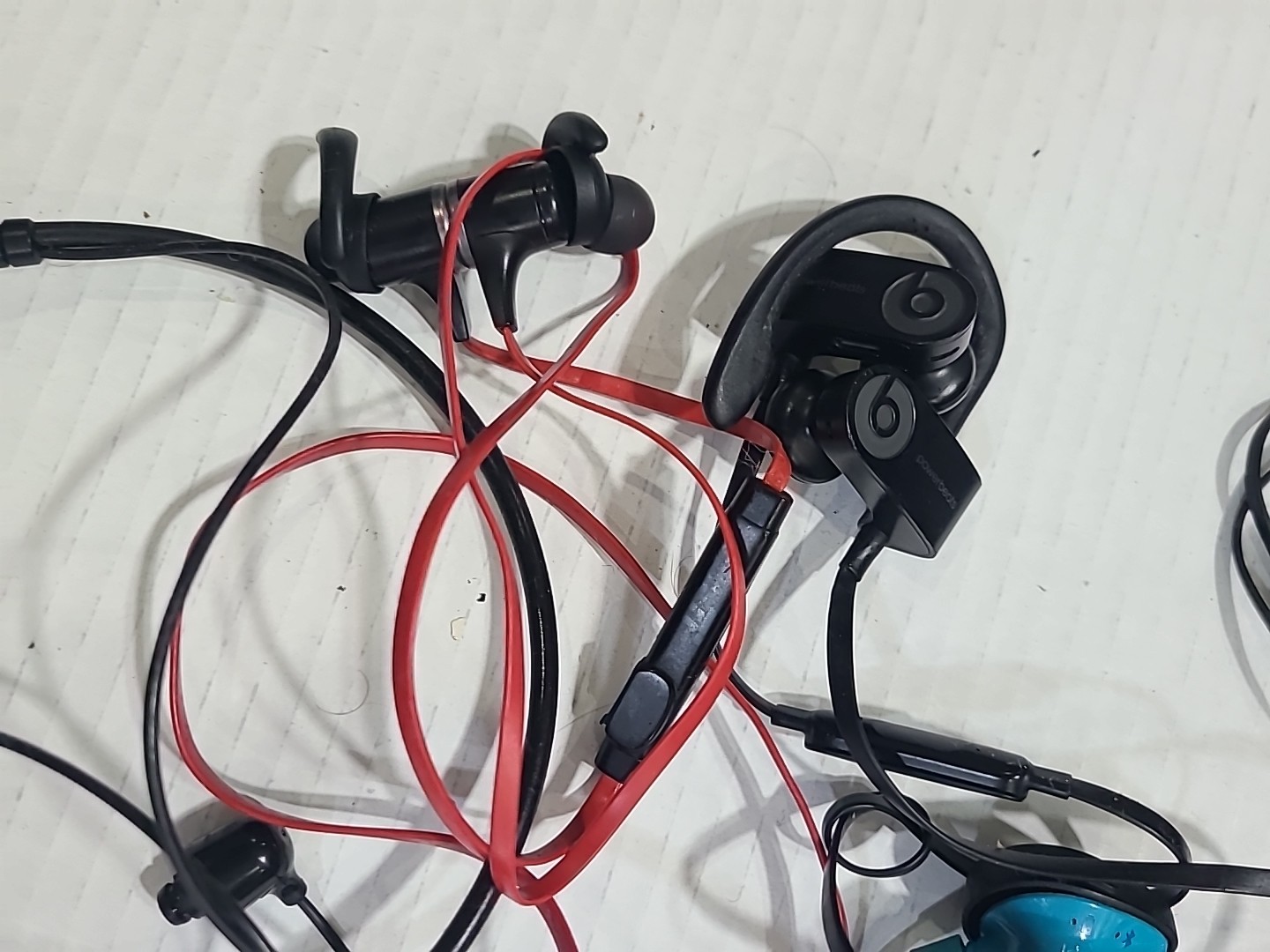 HUGE Mixed Lot of 30 Wireless Headphones Neckband Bose Sony Beats FOR PARTS ONLY