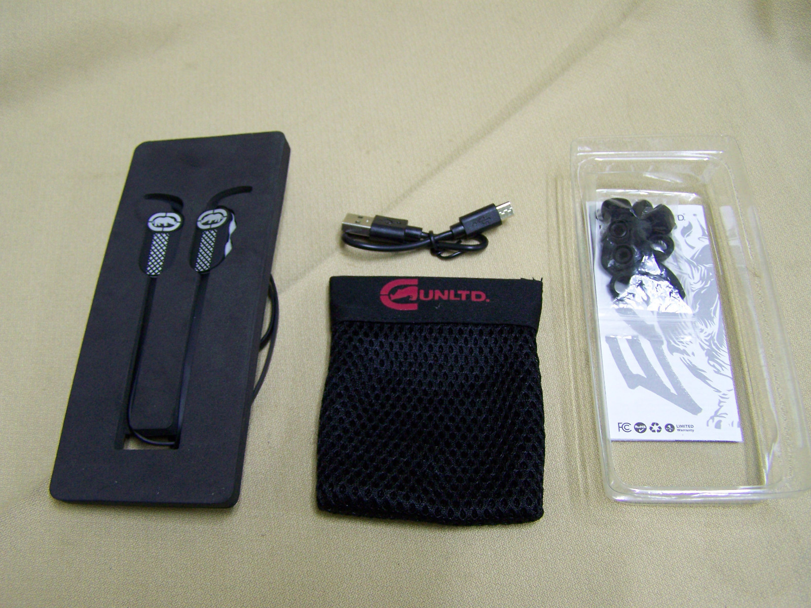 ECKOUNLTD Runner Bluetooth Earphones earbuds Black/White