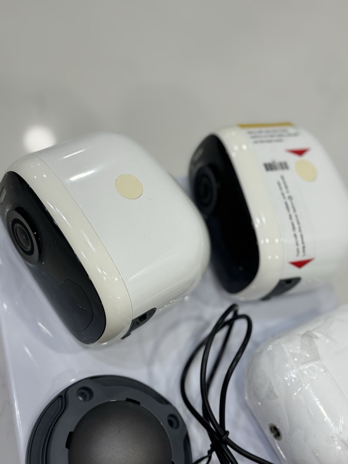 Lot Of Security Cameras Devices Arlo Essential Spotlight, Kittyhok SC4 Pro