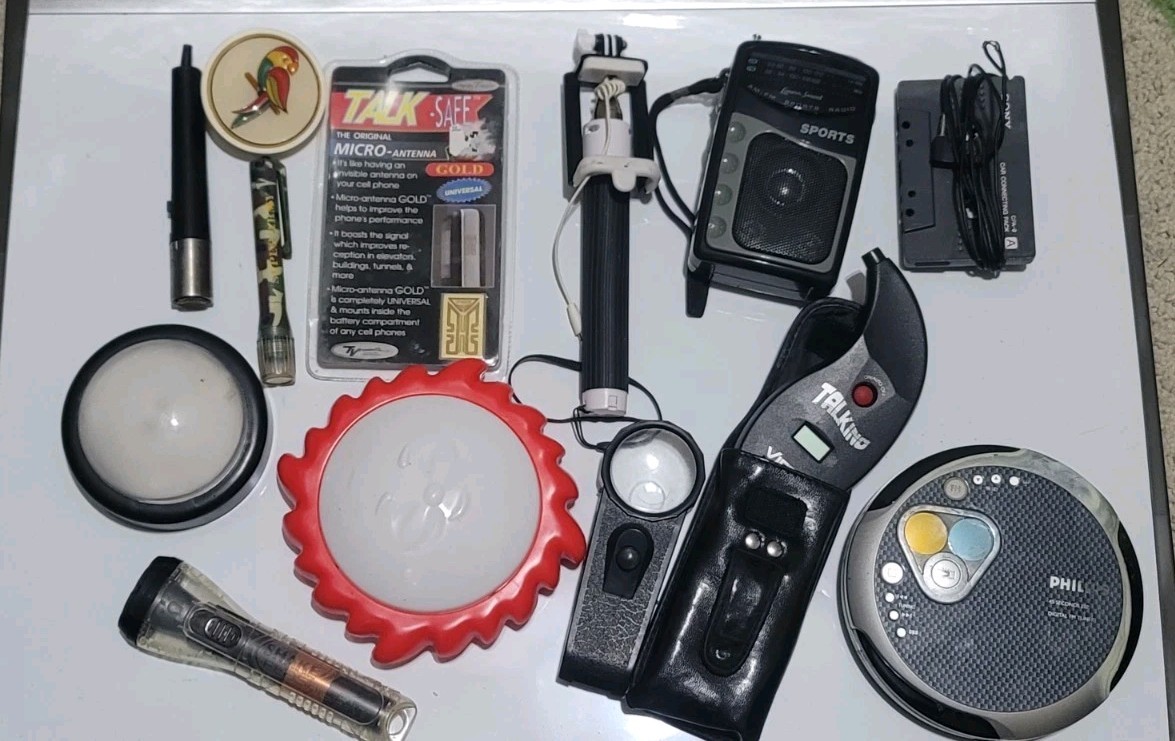 Vintage Mixed Electronics Lot Untested Parts Repair Radios Flashlights CD