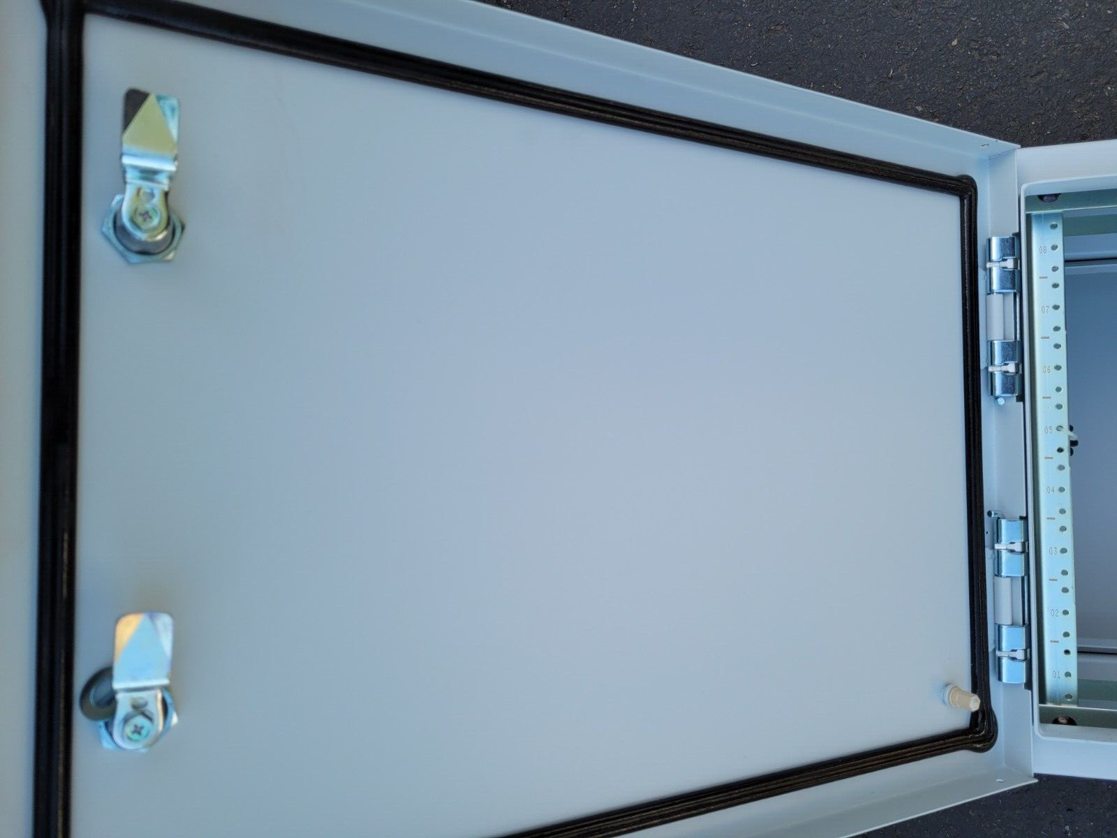 New Hoffman Data Multimedia Cabinet PTHS162415G4 Double Hinge 8U NEMA Solid Door