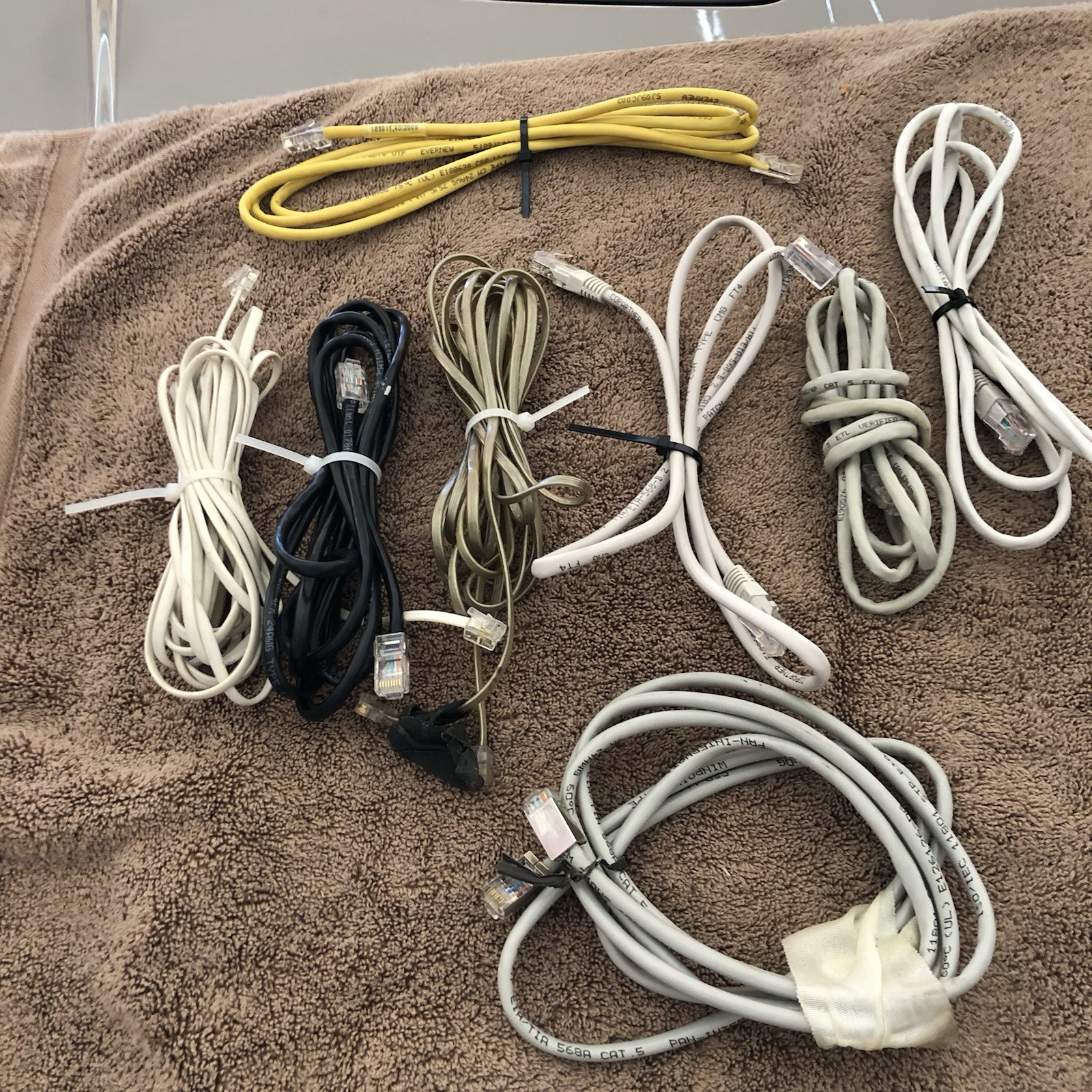 VINTAGE RANDOM MIXTURE OF COMPUTER AND ELECTRICAL ASSESORIES – LOT OF (30) ITEMS