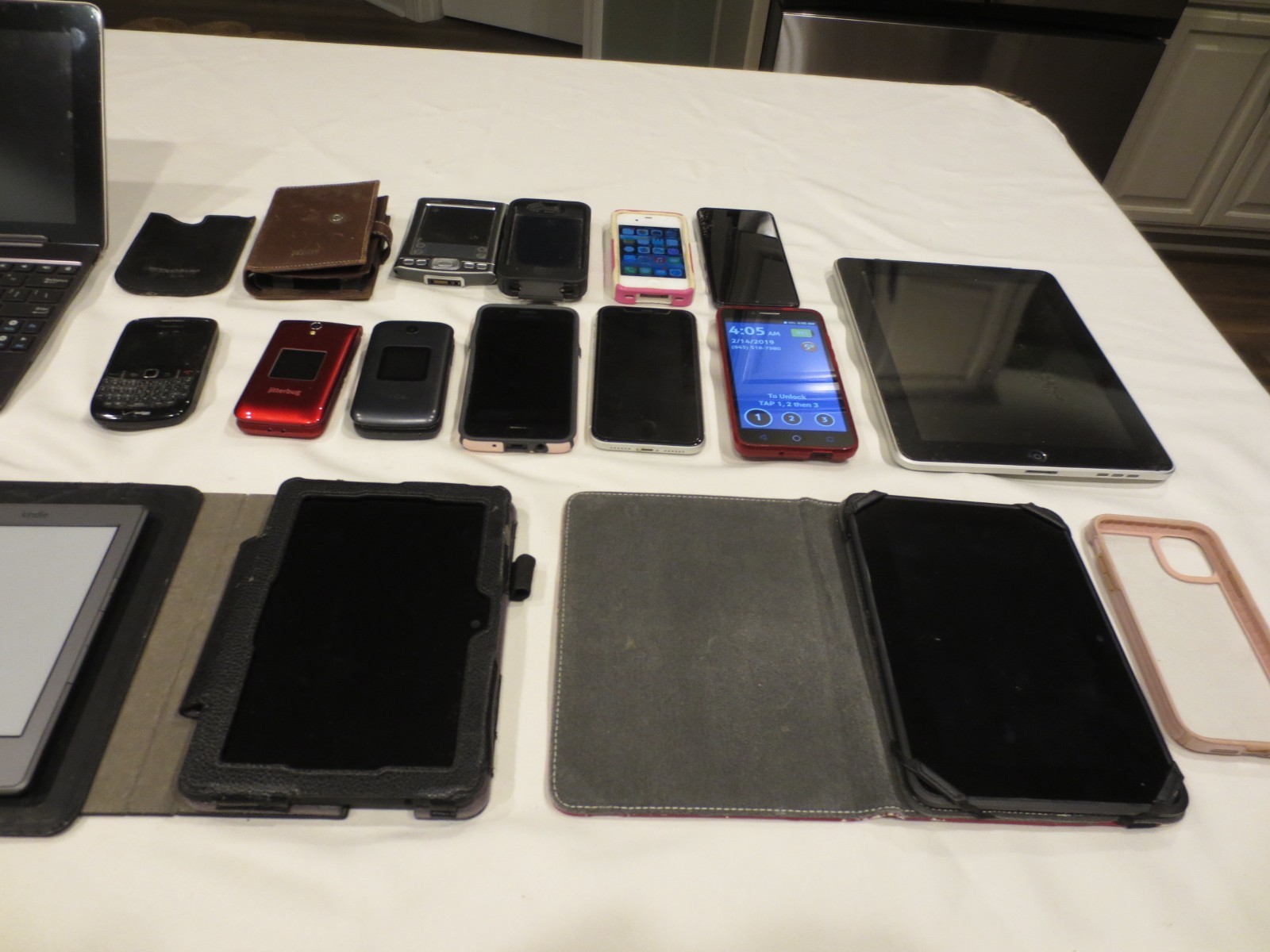 Lot of Amazon Kindles, iPhones, Samsung Android, Blackberry, PalmOne PDA, iPad