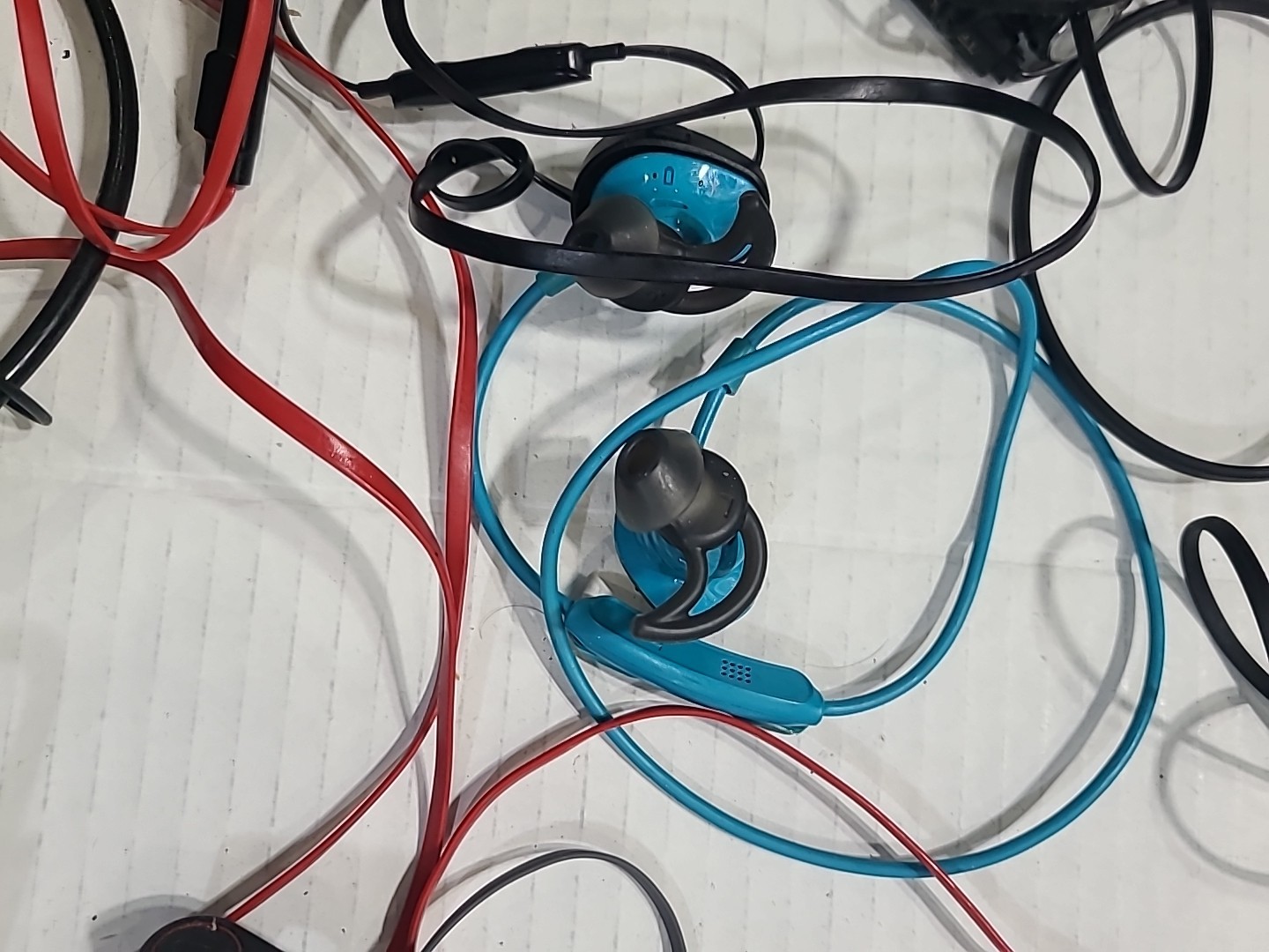 HUGE Mixed Lot of 30 Wireless Headphones Neckband Bose Sony Beats FOR PARTS ONLY
