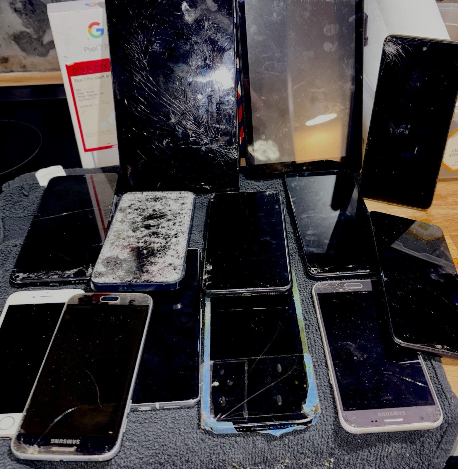 Lot Of 11 Phones And 2 Tablets Google Pixel 7 Pro iPhones Samsung Apple Motoroa