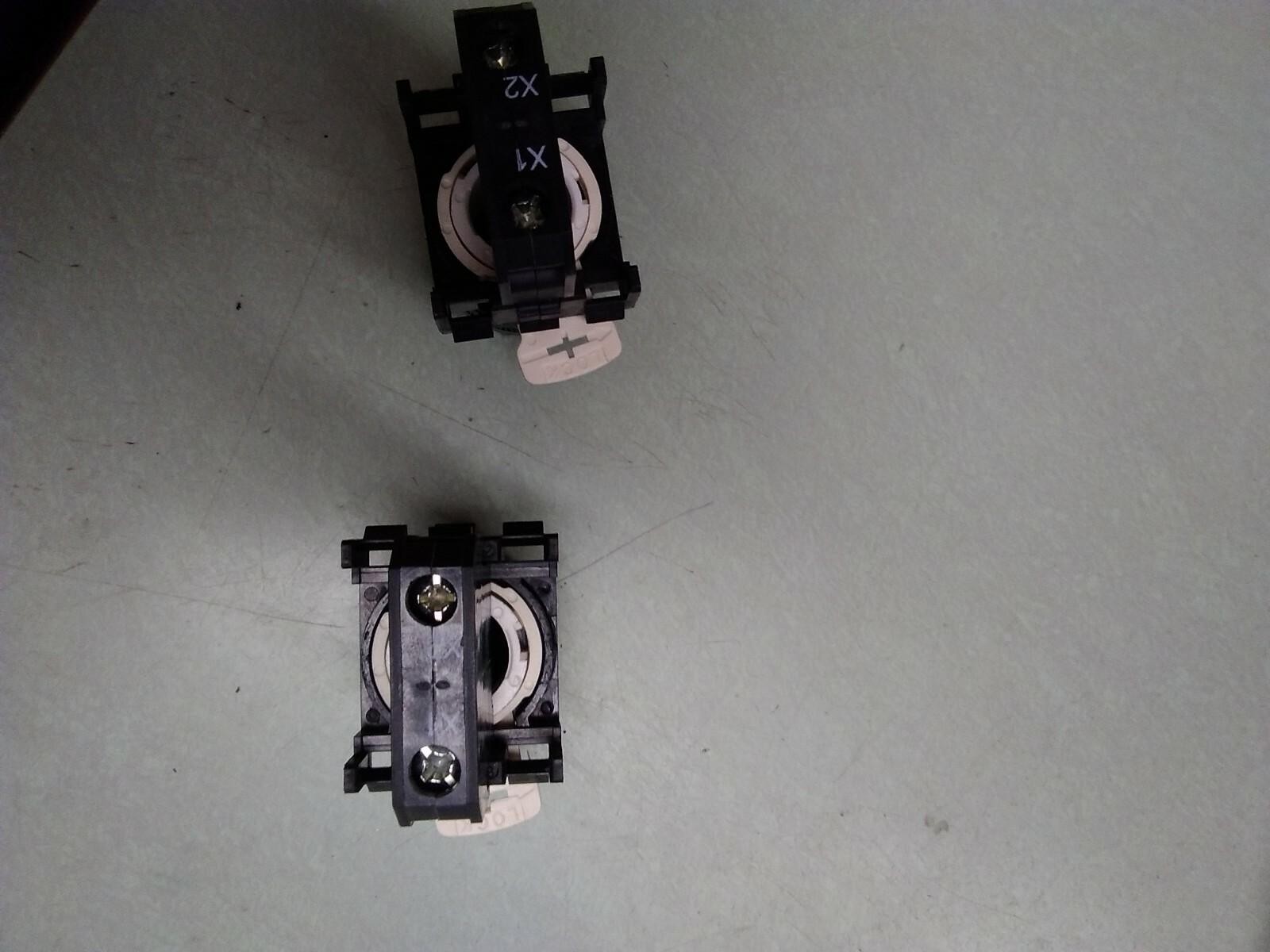 CUTLER HAMMER E22D W/ GREEN PILOT LIGHT LOT OF 2 SER B1