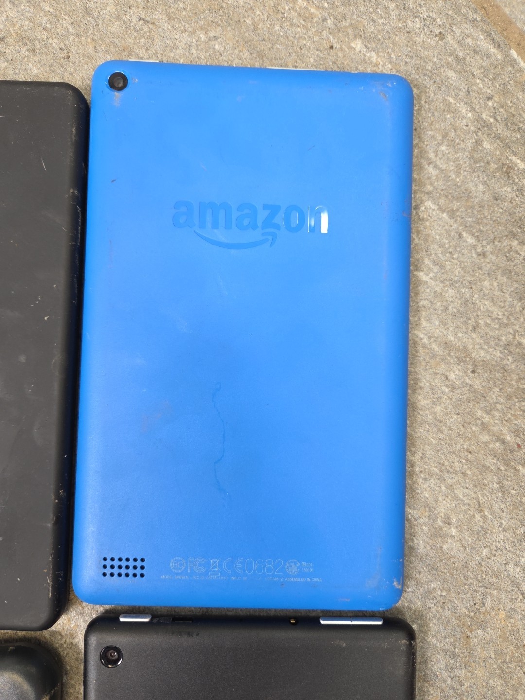 lot of 5 amazon kindle fires models SV98LN D01400 SR043KL