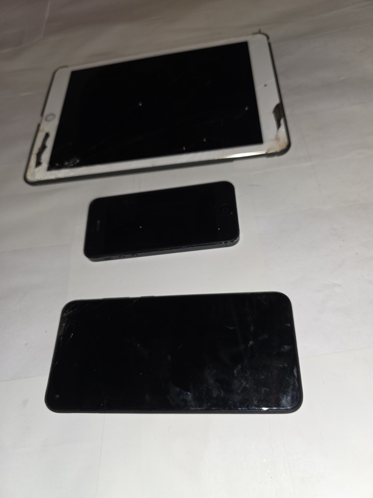 Broken Electronics Lot – Samsung Smartphone, Apple iPhone, Apple iPad Tablet –