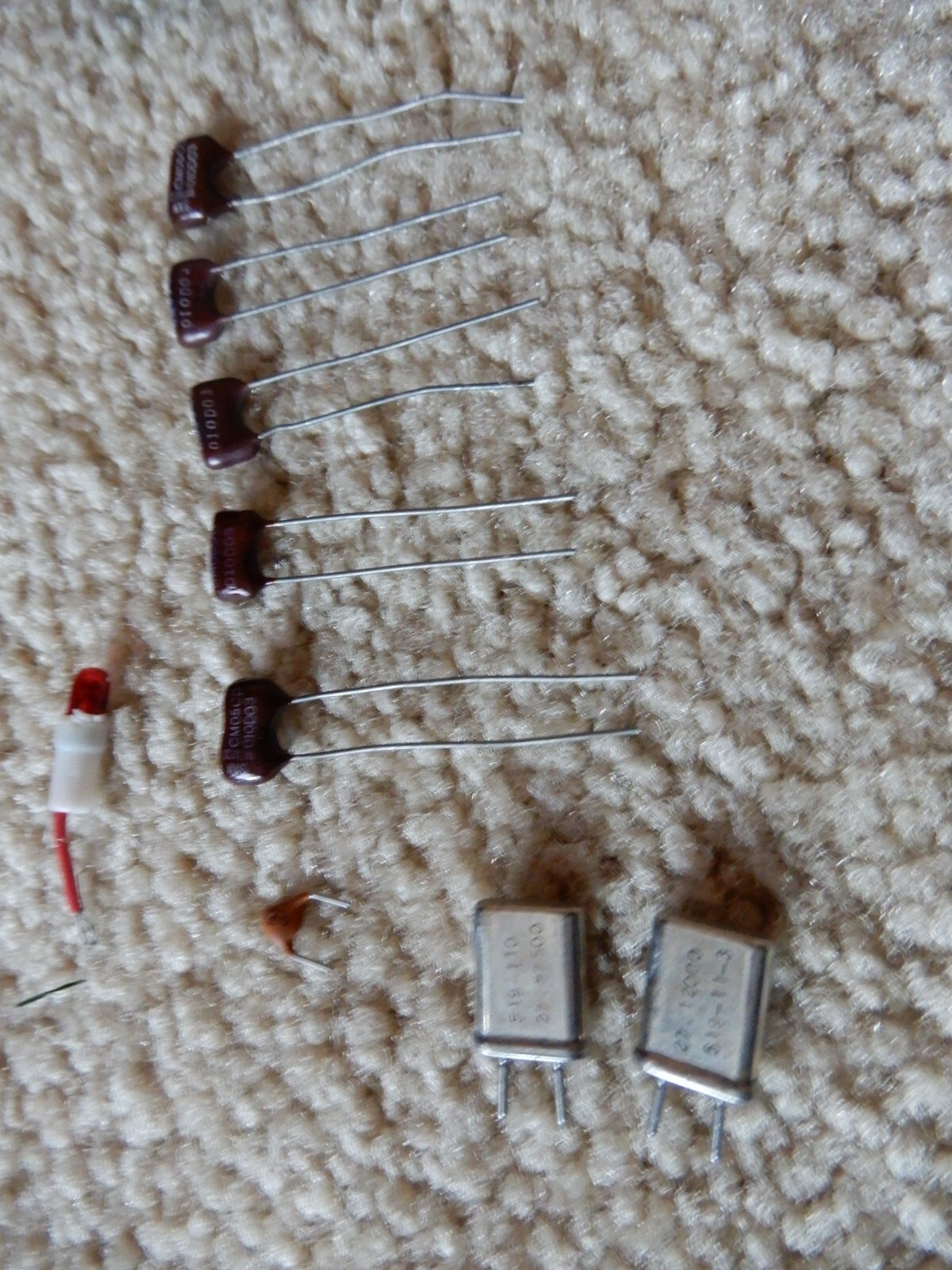 LOT OF MISCELLANEOUS ELECTRONICS PARTS CLIPS PLUGS CINDX ETC