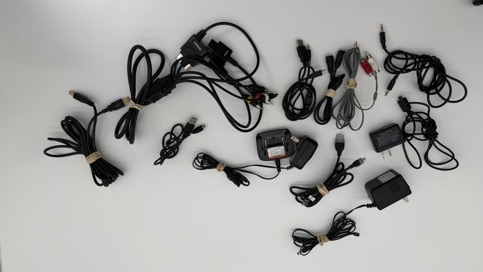 Mixed Lot of Electronics Cables, Chargers, and Power Adapters – Assorted Types