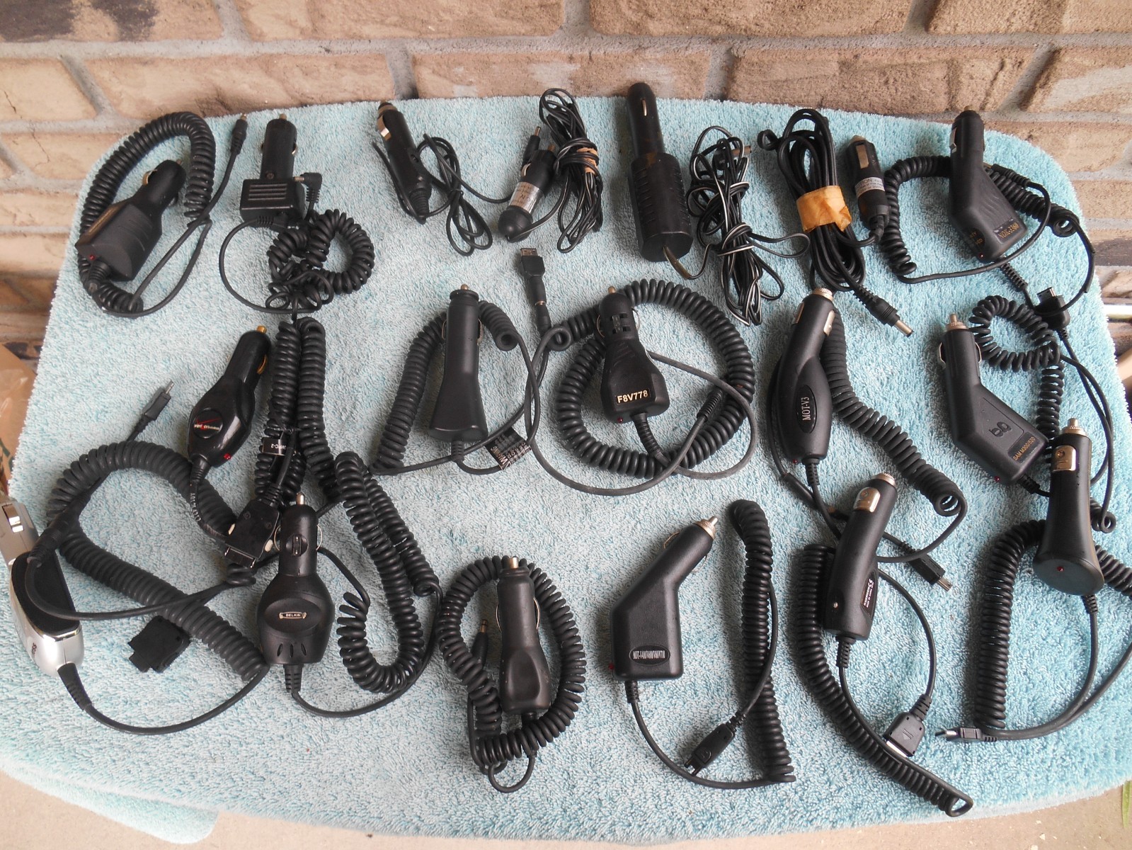 WHOLESALE LOT OF 18 ASSORTED 12 VOLT DC PLUG CHARGERS