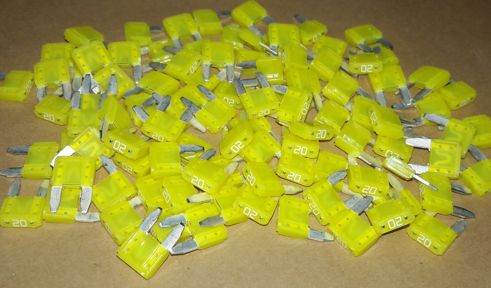 ( 50 Pcs ) 0703315 Auto Fuse 20A 32VDC Blade Mini 0297020.WXNV
