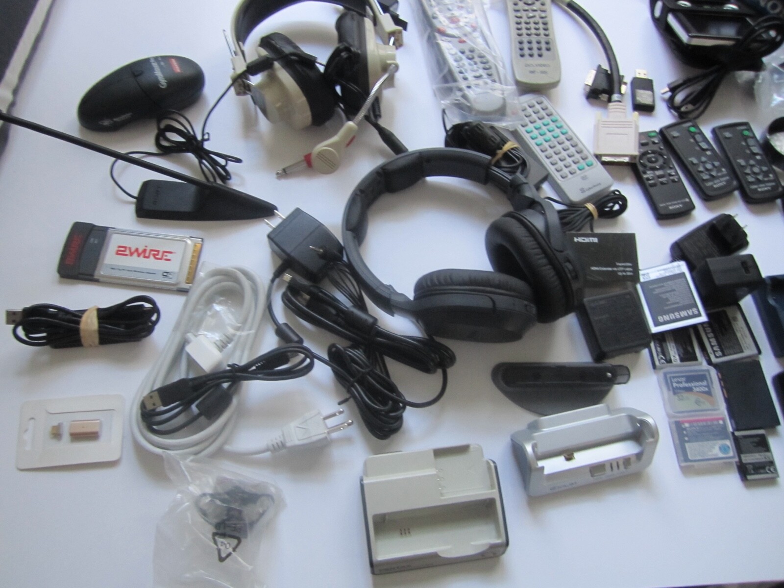 Mixed Lot of Electronics, remotes, battery chargers etc. X
