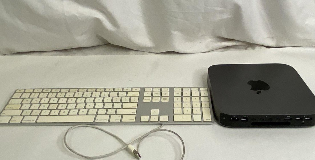 Lot of Apple Devices (iPads, iPhones, etc)