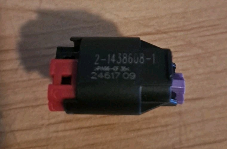 ETE 2-1438608-1 2 Position Housing Automotive Connector 4mm Sealable Black 4 pcs