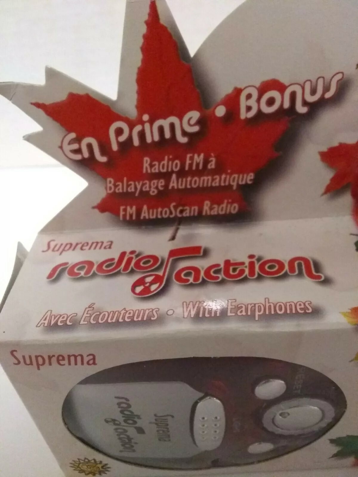 SupremaBeautiful Canada Single Use Camera W/Flash &FM AutoScan Radio W/earphones