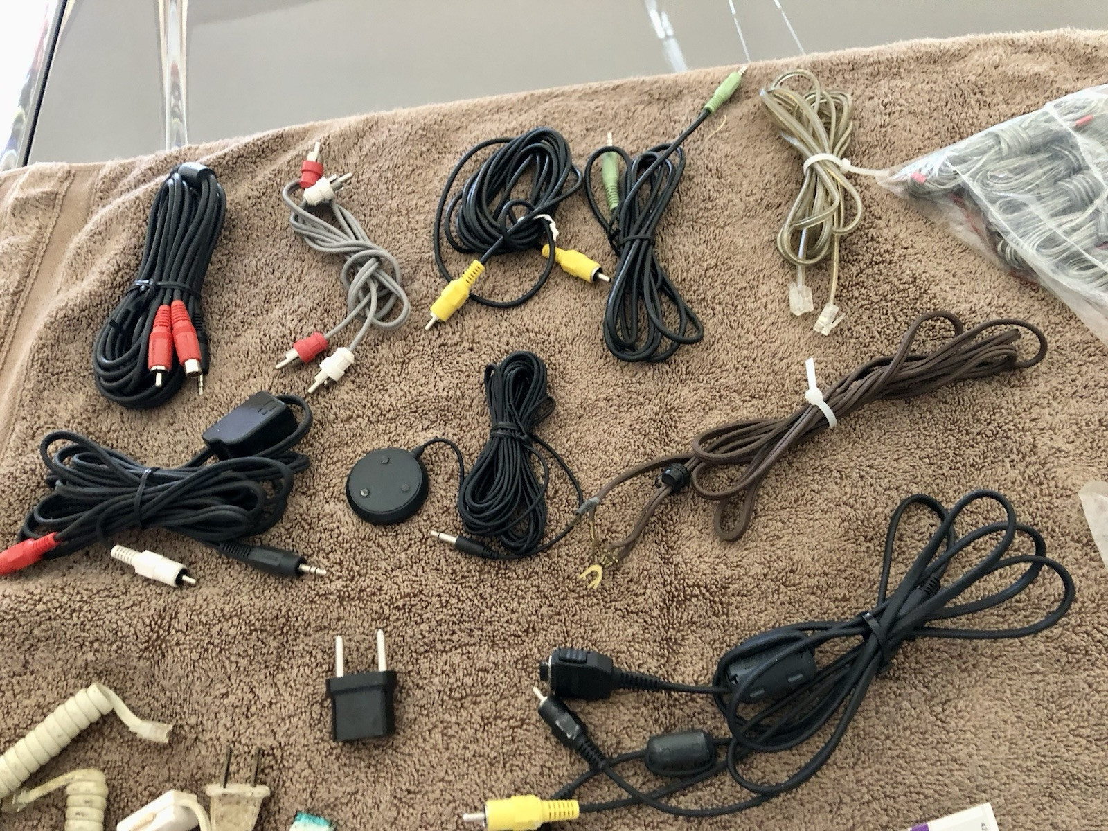 VINTAGE RANDOM MIXTURE OF COMPUTER AND ELECTRICAL ASSESORIES – LOT OF (30) ITEMS