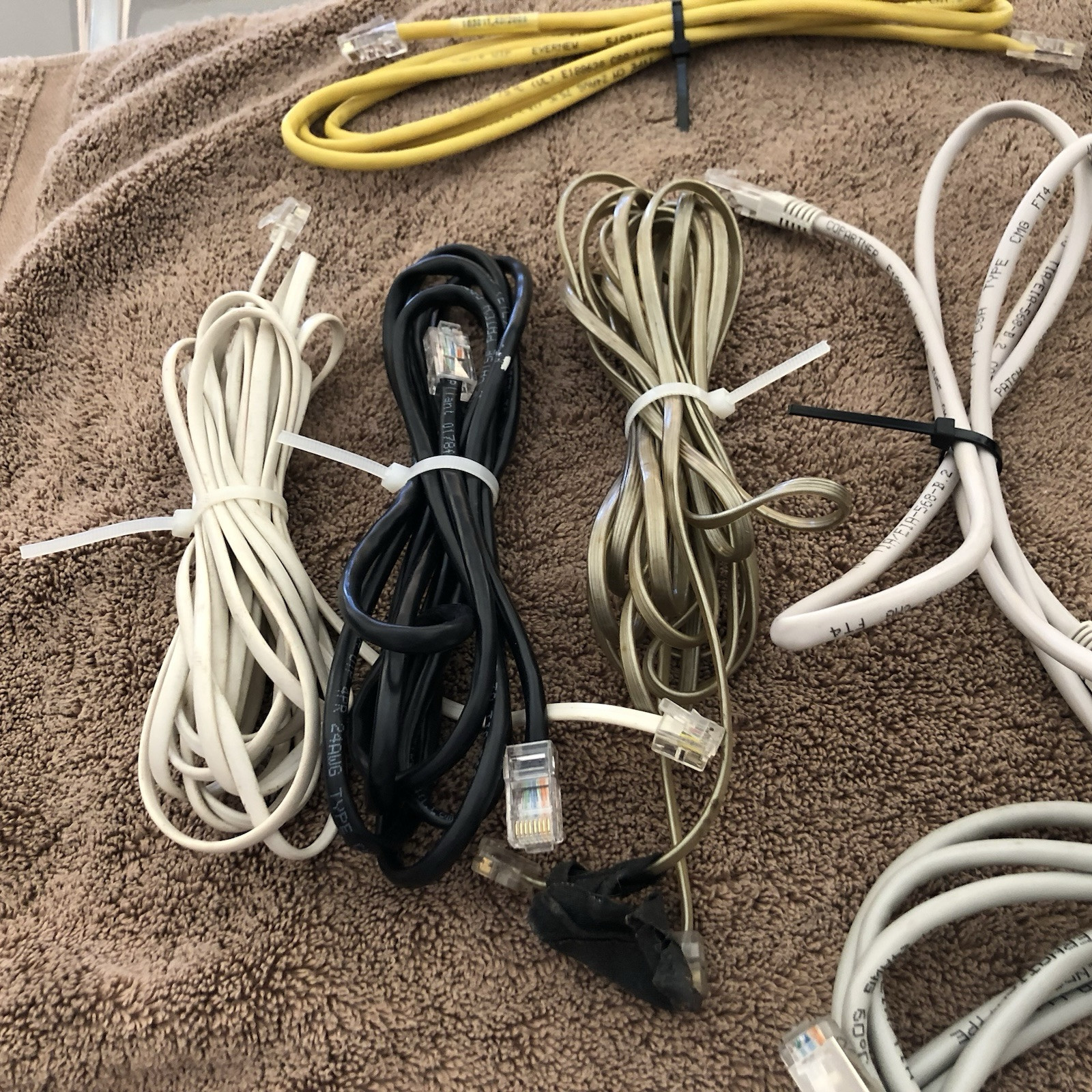 VINTAGE RANDOM MIXTURE OF COMPUTER AND ELECTRICAL ASSESORIES – LOT OF (30) ITEMS